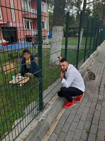 zonguldak ta korkunc olay 10 yasindaki oglunun bogazina bicak dayayip canli yayin yapti takvim