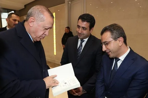 Cumhurbaşkanı Erdoğan ‘Diplomatik Vahşet’ kitabını inceledi-1