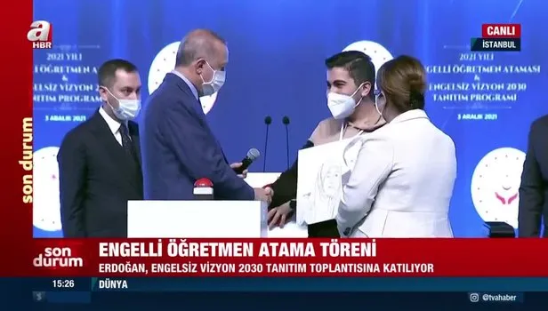 Duygulandıran anlar: Erdoğan, kendi yaptığı resmi hediye gencin ellerinden öptü