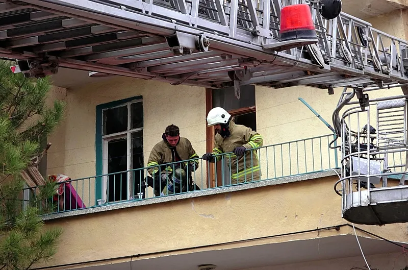 Ekipler yangını söndürürken, yangının çıkış nedeni ile ilgili inceleme başlattı (AA)