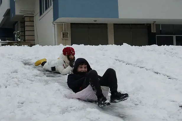 24-aralik-cuma-bugun-okullar-tatil-mi-hangi-il-ve-ilcelerde-kar-tatili-var-van-bitlis-ardahan-nigde-trabzon-rize-ordu-sinop-1640317439702.jpg 24 Aralık Cuma bugün okullar tatil mi? Hangi il ve ilçelerde kar tatili var? Van, Bitlis, Ardahan, Niğde, Trabzon, Rize, Ordu, Sinop...-4