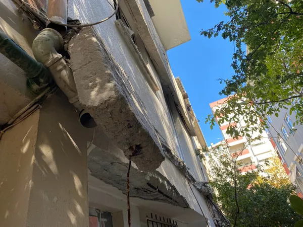 istanbulda-korku-dolu-anlar-kadikoyde-5-katli-binada-iki-dairenin-balkonu-gurultuyle-coktu-1632666029393.jpg İstanbul'da korku dolu anlar! Kadıköy'de 5 katlı binada iki dairenin balkonu gürültüyle çöktü-4