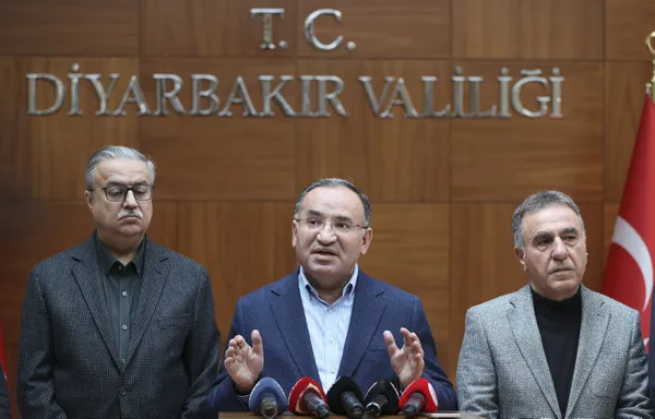 adalet-bakani-bekir-bozdagdan-baskan-erdoganin-adayligina-iliskin-aciklama-aymye-tasimak-beyhude-bir-arayis-ki-1680350383054.jpg Adalet Bakanı Bekir Bozdağ'dan Başkan Erdoğan'ın adaylığına ilişkin açıklama: AYM'ye taşımak beyhude bir arayış... Kılıçdaroğlu'na seccade tepkisi-2