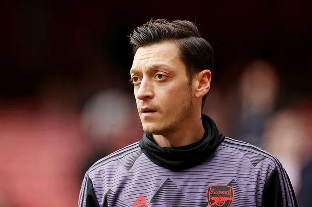 Arsenal forması giyen Mesut Özil'den İslamofobi'ye karşı ayetli çağrı! Dünyaya böyle mesaj verdi