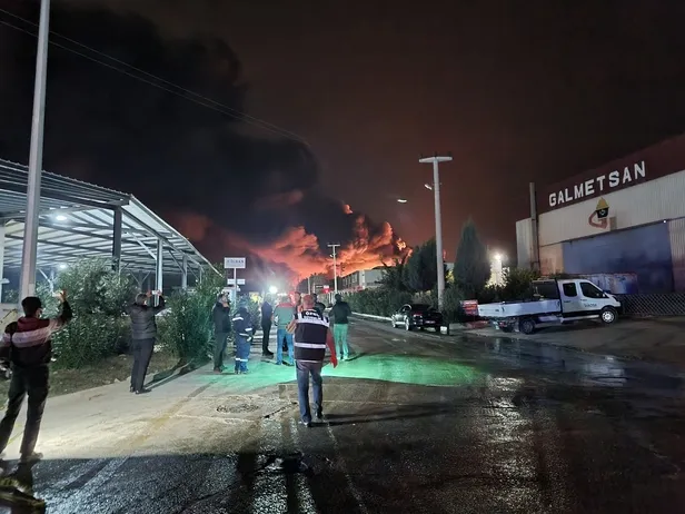 adanada-kimya-fabrikasinda-yangin-patlama-tehlikesine-karsi-yollar-kapatildi-1669665952788.jpg Adana'da kimya fabrikasında yangın! Patlama tehlikesine karşı yollar kapatıldı-3
