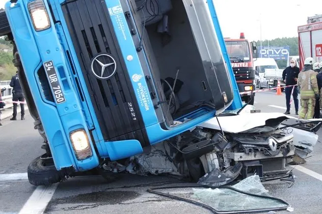İSKİ'ye ait kamyonun devrildiği kazanın görüntüleri ortaya çıktı! Dehşet anı kamerada: Metrelerce sürükledi