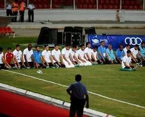 Libyalı oyunculardan maç öncesi namaz