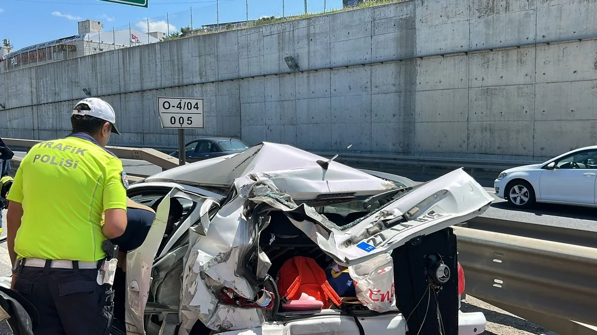 İstanbul Sultanbeyli'de TIR otomobile çarptı! 1'i çocuk 2 yaralı