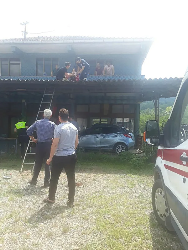 Avukat, takla atan otomobilinden savrulup balkon saçağına uçtu-2