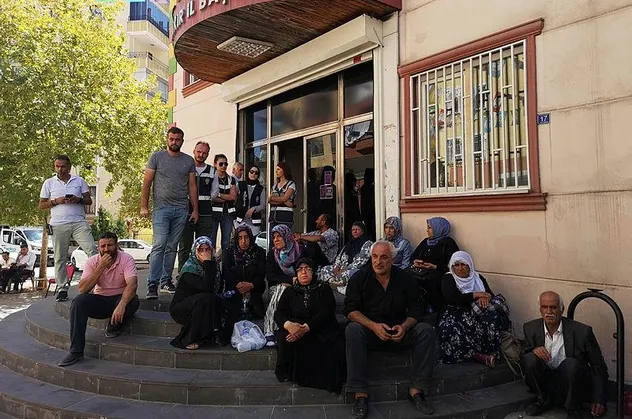 HDP önündeki eyleme PKK'nın kaçırdığı polis ve askerlerin aileleri de katıldı