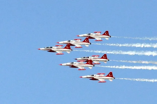 Türk Yıldızları Akrobasi Timi'nden Büyük Taarruzun 98'inci yılında gövde gösterisi
