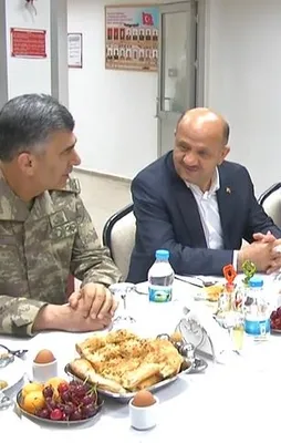 Bakan Işık Dağlıca'daki askerlerle sahur yaptı