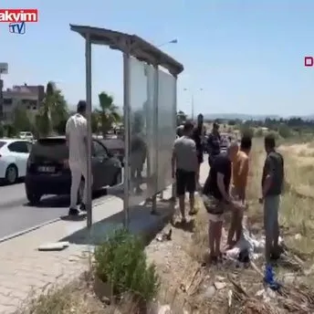 Motosiklet otobüs durağına çarptı: 2 yaralı