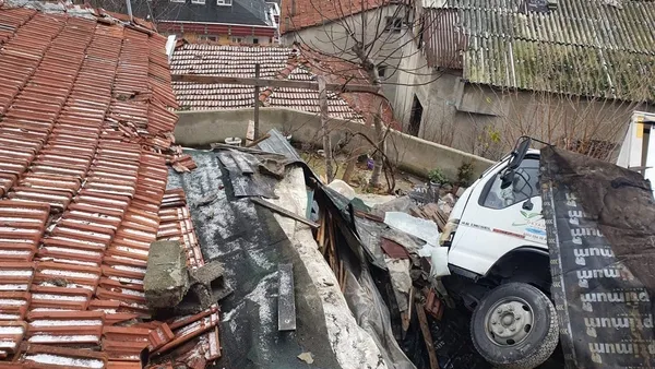 1642067514763.jpg Eyüpsultan'da kontrolden çıkan kamyonet gecekondunun çatısına uçtu-2