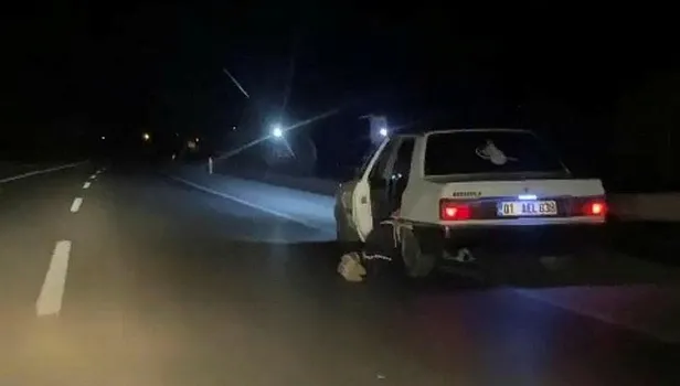 YER: Adana Kozan! Görenler uyarmaya çalıştı ama umursamadı! Seyir halindeki araçta sürüklenerek yolculuk kamerada