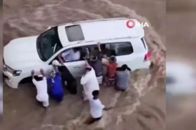 Suudi Arabistan'daki sel felaketi 3 can aldı