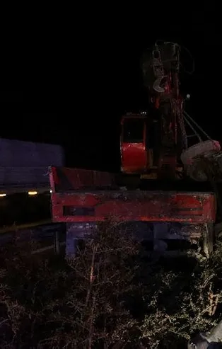 SON DAKİKA: Bursa'da feci kaza! Vince çarpan tır devrildi: 1 ölü