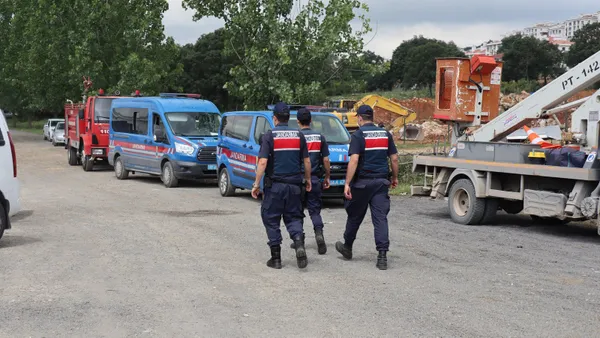 son-dakika-iyi-partili-lutfu-turkkanin-kocaeli-dilovasindaki-kacak-ciftligi-yikim-oncesi-tahliye-ediliyor-1624271757678.jpg SON DAKİKA: İYİ Partili Lütfü Türkkan'ın Kocaeli Dilovası'ndaki kaçak çiftliği yıkım öncesi tahliye ediliyor-8