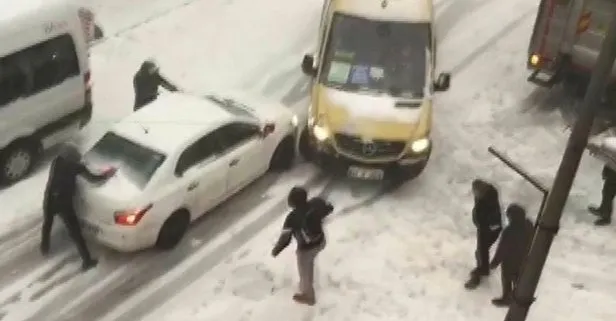 Son dakika: İstanbul Esenyurt’ta kar yağışı sebebi ile kayan yolcu minibüsü kaza yaptı! Kaza anı kamerada