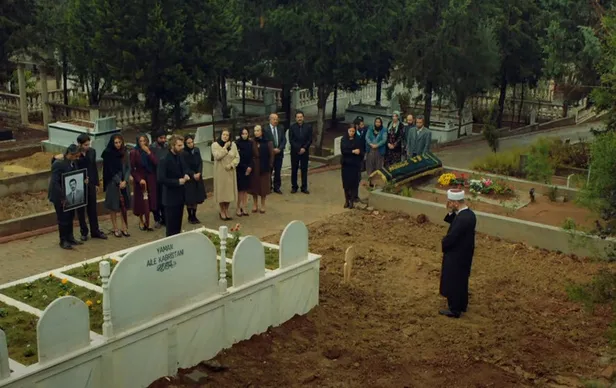 sen-demirin-tirnagi-olamazsin-bir-zamanlar-cukurova-114-bolum-fragmani-attigi-kazik-yanina-kar-kalmayacak-1637298169938.jpg Bir Zamanlar Çukurova 114. bölüm fragmanı: Attığı kazık yanına kar kalmayacak! Sen Demir'in tırnağı olamazsın!-2