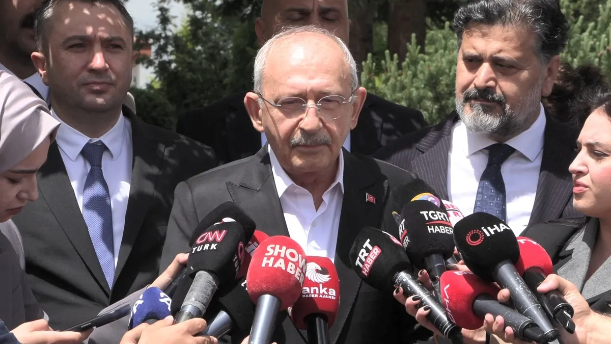 mahkeme-karariyla-koltugu-kaybetti-kursuyu-birakmadi-ozgur-ozelin-25-yillik-donemine-yolsuzluk-ve-tasfiye-skan-1779591715872.jpeg CHP'de "talan" imparatorluğu! 2.5 yıllık Özgür Özel döneminin 4 kelimede özeti: Tehdit, rüşvet, yolsuzluk ve şantaj-5