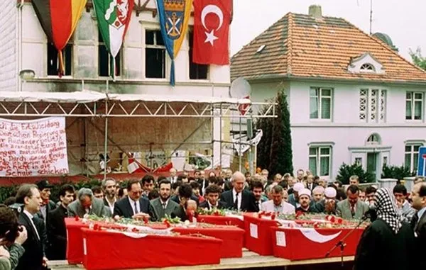 solingen-faciasinda-ailesinden-5-kisiyi-kaybetmisti-almanya-basbakani-scholz-mevlude-genc-icin-turkce-bassagli-1667161542563.jpg 'Bilge Ana' hayatını kaybetti! Almanya Başbakanı Scholz, Mevlüde Genç için Türkçe başsağlığı mesajı yayımladı-9