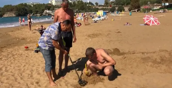 rus-turistler-alanyanin-tasindan-topragindan-faydalaniyor-sahilde-dedektorle-para-ve-ziynet-esyasi-aradilar-1633346805906.jpg Rus turistler Alanya'nın taşından toprağından faydalanıyor! Sahilde dedektörle para ve ziynet eşyası aradılar-5