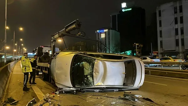 istanbulda-kontrolden-cikan-arac-once-bariyerlere-carpti-ardindan-takla-atti-3-yarali-1674960888238.jpeg İstanbul'da kontrolden çıkan araç önce bariyerlere çarptı ardından takla attı: 3 yaralı-2