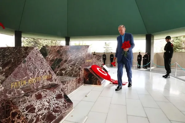 son-dakika-merhum-basbakan-adnan-menderesin-kabrine-ziyaret-baskan-recep-tayyip-erdogandan-sandik-cagrisi-1685193150572.jpg Son dakika: Merhum Başbakan Adnan Menderes'in kabrine ziyaret! Başkan Recep Tayyip Erdoğan'dan sandık çağrısı-3