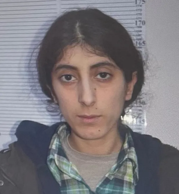 Son dakika: Mersin Mezitli'deki polisevine alçak saldırı! Kadın teröristlerin bomba düzeneğini bıraktıkları anlar ortaya çıktı-7