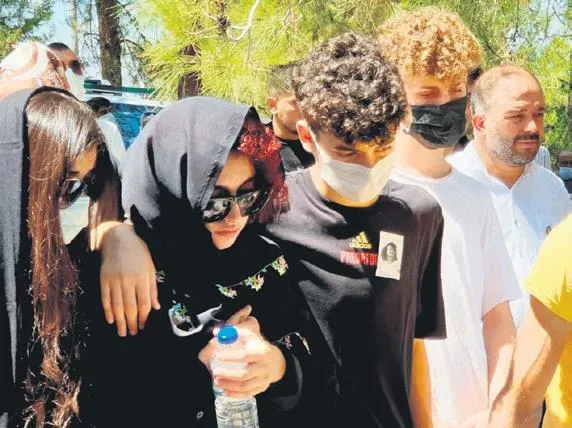 Azra Gülendam Haytaoğlu vahşice öldürüldü! Ailesi ve arkadaşları, cenaze töreninde gözyaşlarına boğuldu-6