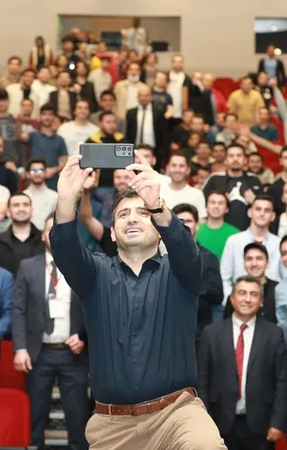 Baykar Teknoloji Lideri Selçuk Bayraktar öğrencilerle iftarda buluştu