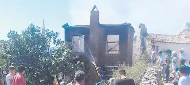 Yangın bir aileyi evsiz bıraktı