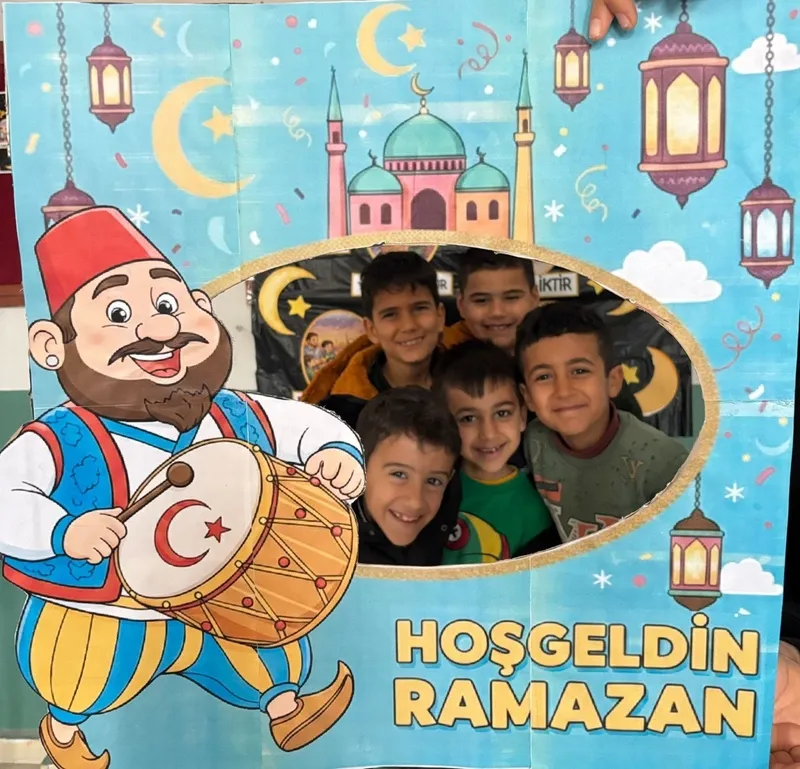 Maarifin Kalbinde Ramazan: Öğrenciler davul çalıp mani okudu koridorlar hilal ve yıldız figürleriyle süslendi-5