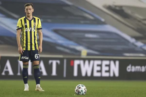 fenerbahceli-taraftarlarin-mesut-ozil-isyani-hedef-tahtasinda-erol-bulut-var-1612962451340.jpg Fenerbahçeli taraftarların Mesut Özil isyanı! Hedef tahtasında Erol Bulut var-9