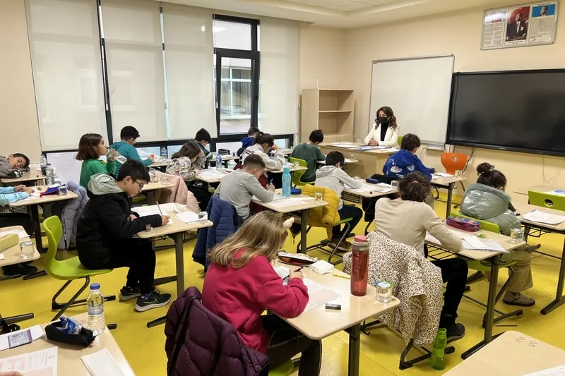 Çocuklara okul desteği (AA)