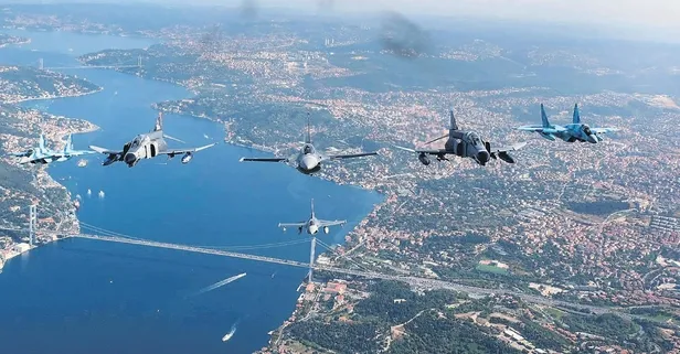 Türk Yıldızları görsel şölen yaşattı! TEKNOFEST Havacılık, Uzay ve Teknoloji Festivali rüzgarı başladı