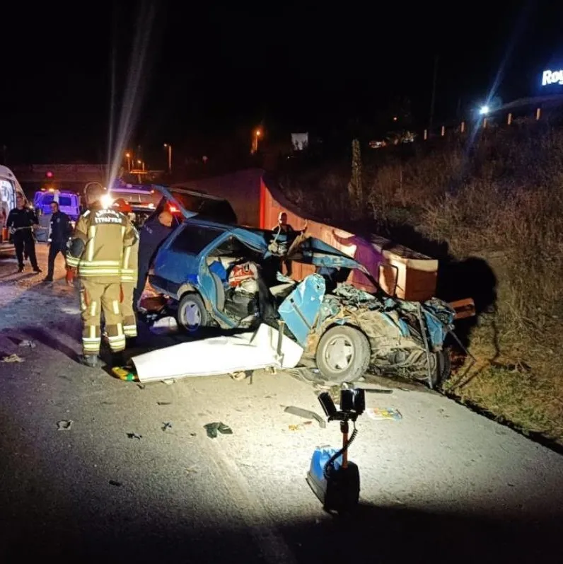 Çarpışan iki araç hurdaya döndü