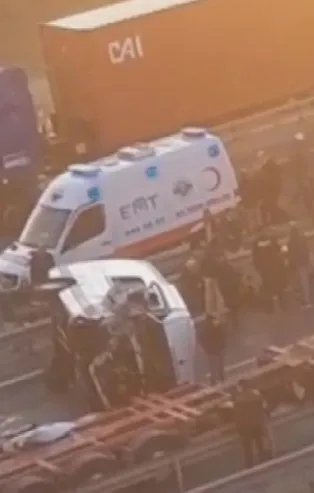 Son dakika: Beylikdüzü'nde TIR'a arkadan çarpan servis minibüsü devrildi: Çok sayıda yaralı var