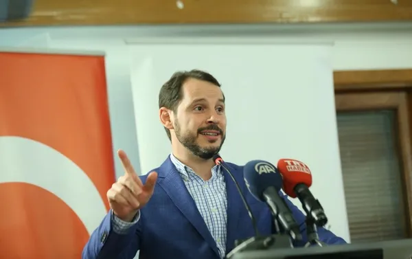 Bakan Albayrak Sancaktepe'de ilk kez oy kullanacak gençlerle bir araya geldi-2