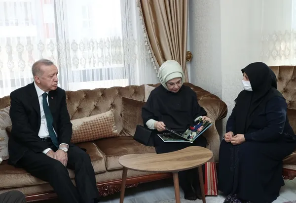 son-dakika-baskan-recep-tayyip-erdogandan-basak-cengizin-ailesine-taziye-ziyareti-1637057398167.jpg