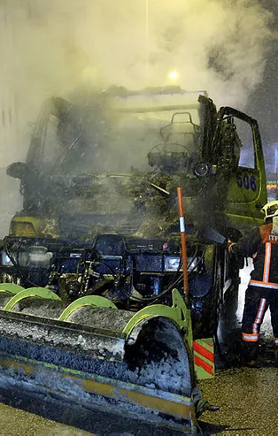 Ankara'da kar küreme aracı alev alev yandı