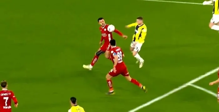 fenerbahce-penalti-bekledi-antalyaspor-macinda-kritik-an-1740937978174.jpg