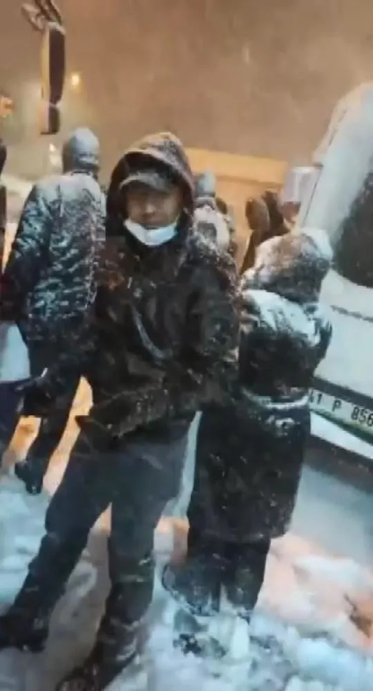 istanbulda-kar-firtinasi-araclar-yollarda-kaldi-iett-otobusu-gidebilsin-diye-yolcular-zipladi-1647156626533.jpg İstanbul'da kar fırtınası! Araçlar yollarda kaldı: İETT otobüsü gidebilsin diye yolcular zıpladı-5