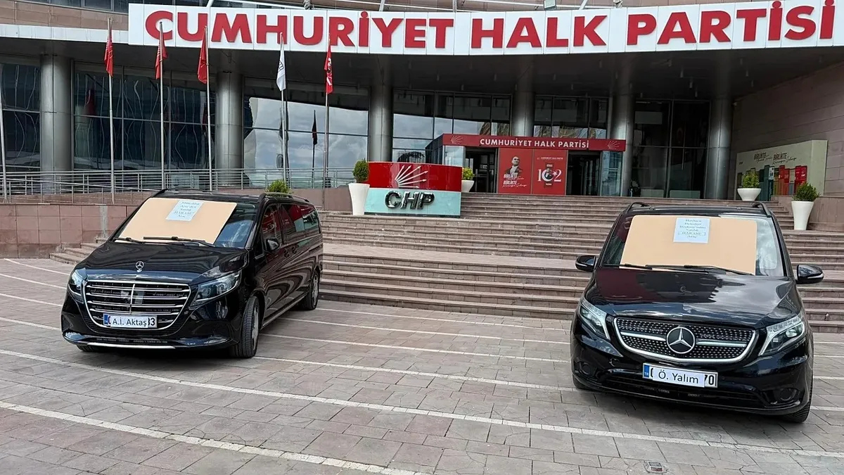 ozel-chp-genel-merkezinin-vip-aracini-hala-teslim-etmedi-1782223669319.jpeg Yalım dizayn ettirdi Özel hala biniyor | CHP’nin makam aracını geri vermedi! “Gel teslim et”-5