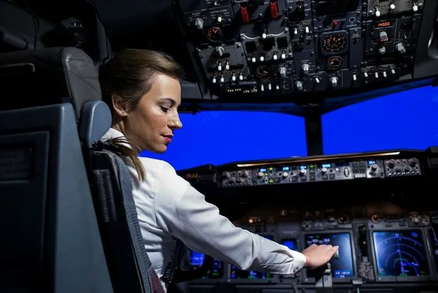 THY'nin 19 Mayıs özel uçuşunda en genç kaptan pilotu Selin Sevimli görev aldı-2