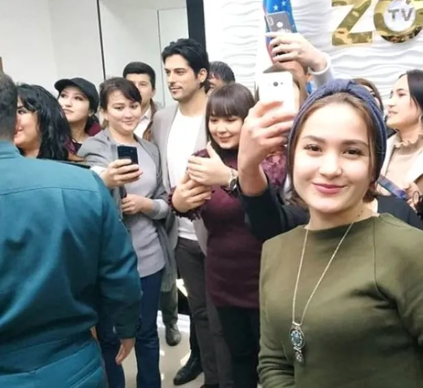 Burak Özçivit Sevgililer Günü'nünde 80 kadınla geçirdi! 2 milyon lira kazandı-9