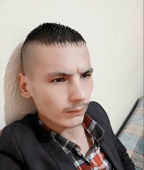 kadina-siddete-hayir-mesaji-paylasan-sizofren-hastasi-15-yasindaki-kiz-kardesinin-bogazini-keserek-katletti-1615925835096.jpg "Kadına şiddete hayır" mesajı paylaşan şizofren hastası, 15 yaşındaki kız kardeşinin boğazını keserek katletti-3