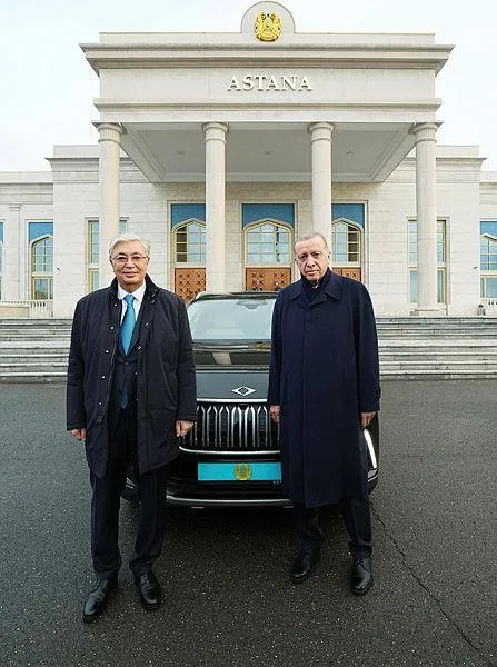 baskan-erdogan-kazakistan-cumhurbaskani-tokayeve-togg-hediye-etti-1699010748615.jpeg