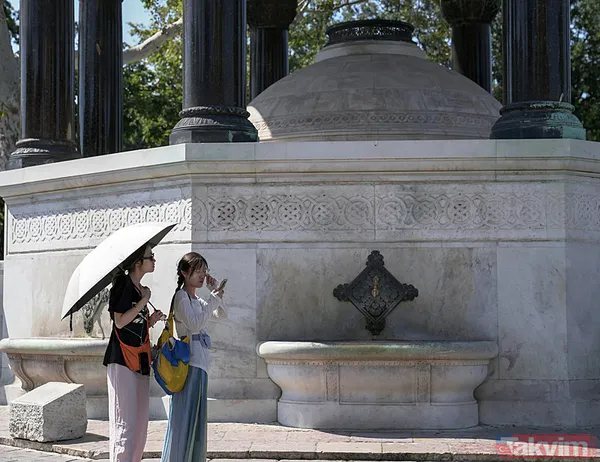 İstanbul'da sıcaklık 31 dereceyi gördü: Kimi şemsiyesine sığındı kimi gömleğine... - 1